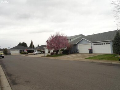 531 Mountain View Dr, Central Point, OR 97502 - photo 3