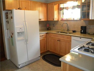 Kitchen. KITCHEN IS 2 YRS OLD AND DONE WITH CRAFT 