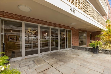 Barclay Tenants' Corporation unit 2L, Great Neck, NY 11021 - photo 2