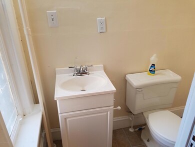 Roberto half bath