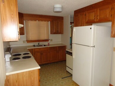 41 Pomeroy St, Easthampton, MA 01027 - photo 2