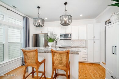 Kitchen w/ island seating
