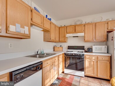 8175 Halley Ct unit 304, Lorton, VA 22079 - photo 2