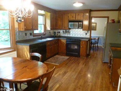 Kitchen - Large Eat-In Kitchen with Newer Applianc
