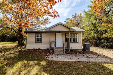 Bungalow featuring a front yard