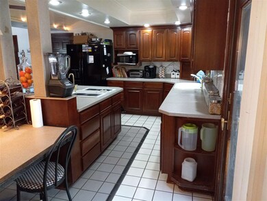 900 N Burford Ave, Watonga, OK 73772 - photo 2