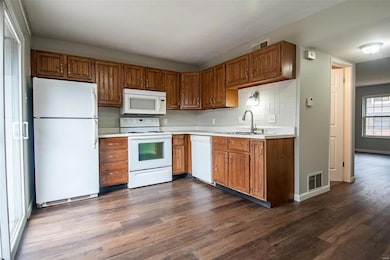New Vinyl Plank floor! Good number of cabinets! Al