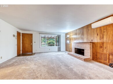 Living Room/Entrance