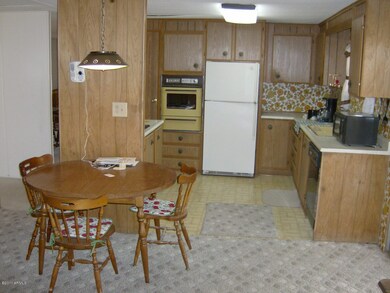 KITCHEN-BREAKFAST AREA