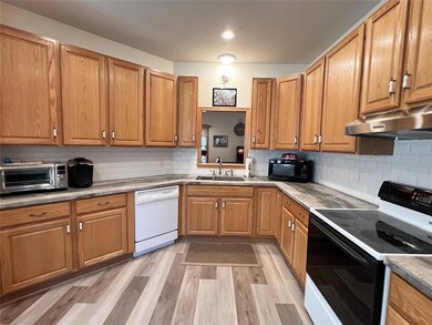 8 Chancery Ct, Newton, IA 50208 - photo 2