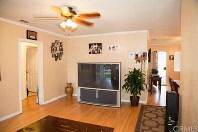 Living Room W/Crown Molding