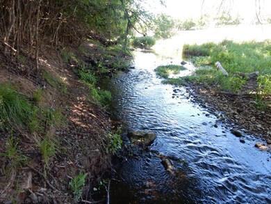 108 W Park St, Fredericksburg, TX 78624 - photo 2