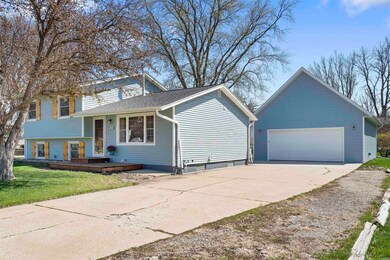 1513 Orchard Dr, Cedar Falls, IA 50613 - photo 2
