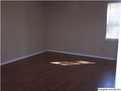 Spacious Master bedroom, new laminate hardwood, ne