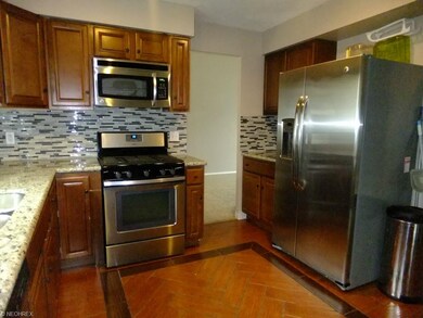 Outstanding kitchen. Ceramic floor, granite counte