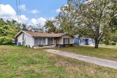 332 W Burbank St, Fredericksburg, TX 78624 - photo 3