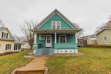 916 Walnut St, Cedar Falls, IA 50613 - photo 2