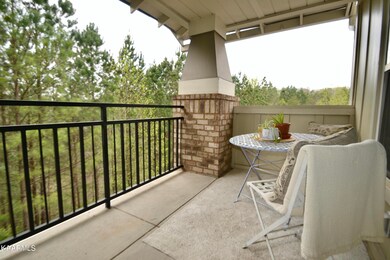 Wooded Top Floor Private Balcony!
