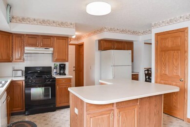 Fully applianced kitchen!