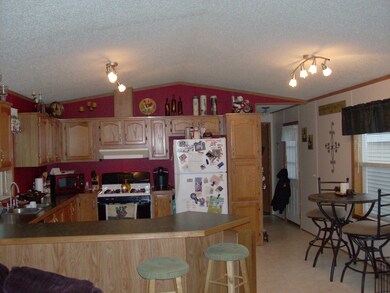 Kitchen w/appliances + bar counter