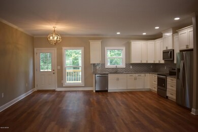 Kitchen & Dining