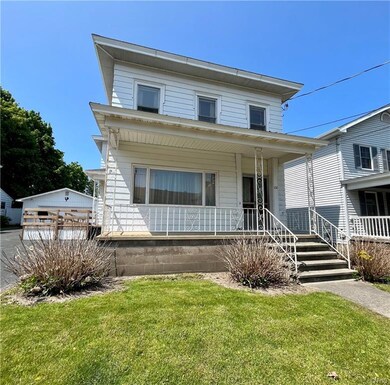 4 BR 2 B Large rooms with tall ceilings.