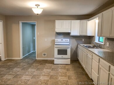 731 S Strong Blvd, McAlester, OK 74501 - photo 7