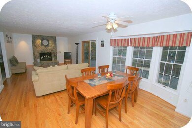 10802 Monticello Dr, Great Falls, VA 22066 - photo 3