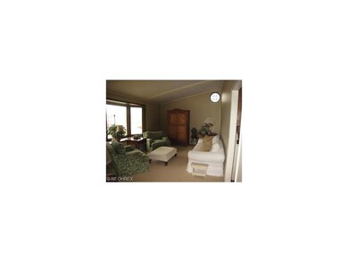 Living room with vaulted ceilings overlooks the fr