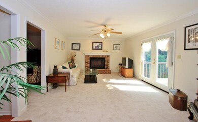 Pretty family room w/French doors