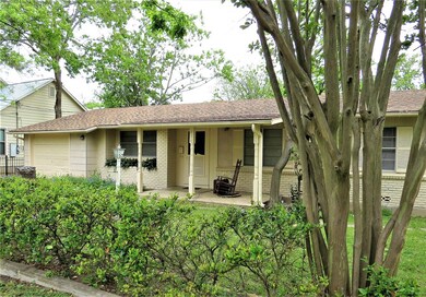 610 W Travis St, Fredericksburg, TX 78624 - photo 2