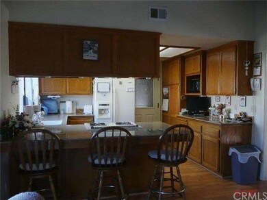Light and bright kitchen w/newer laminate flooring