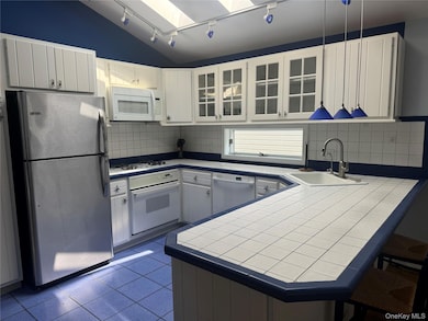 20 Illinois Ave unit Upper, Long Beach, NY 11561 - photo 7