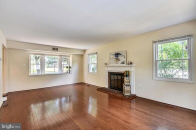 13124 Mercury Ln, Fairfax, VA 22033 - photo 4