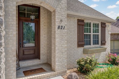 821 E Donegal Cir-52