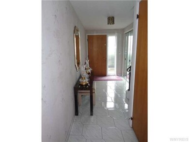 Foyer Ceramic tile floor
