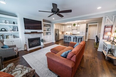 Family Room w Built Ins