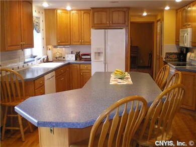 Kitchen **SOLID OAK CABINETS ** FANTASTIC ISLAND**