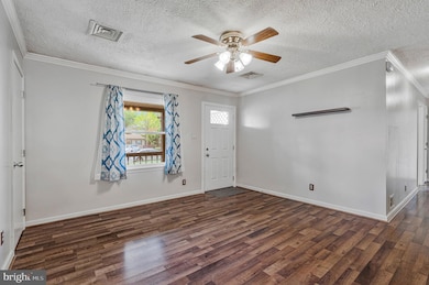 202 N Fir Ct, Sterling, VA 20164 - photo 4