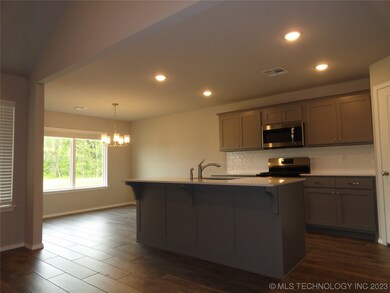 1901 E Tucson Place, Broken Arrow, OK 74011 - photo 3