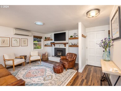 Living Room/Entrance