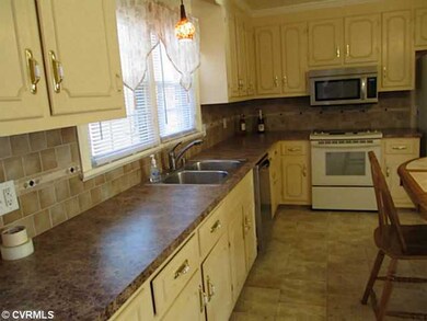 Cafeteria/Kitchen - Lots of counter space