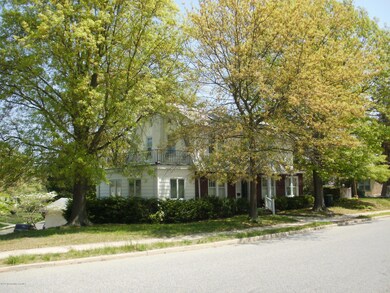 210 Oxford Way 001