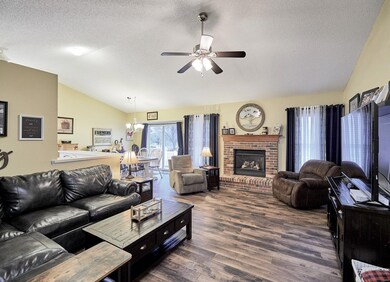 Great Room w/vaulted ceilings   20 X 14