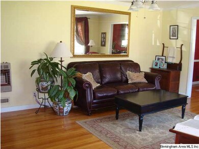 INVITING LIVING ROOM
