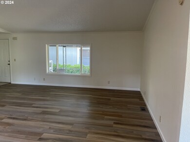 Living Room/Entrance