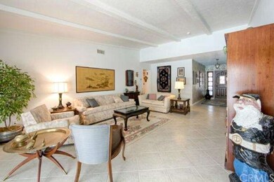 Large Living Room w/vaulted ceilings