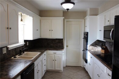 11601 Victoria Place, Oklahoma City, OK 73120 - photo 7