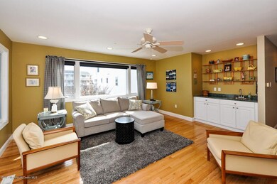 202 W 18th St living room