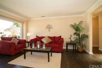 Livingroom with crown moldings, hardwood floors, a